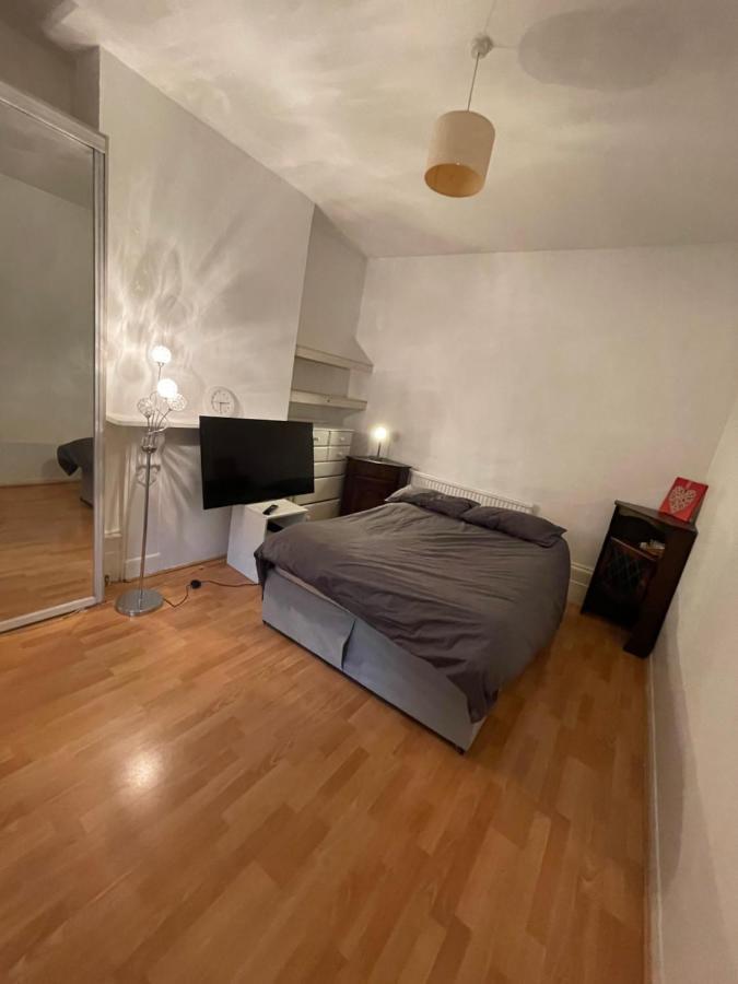 Elmdene Road - Large Habitación en casa particular Londres